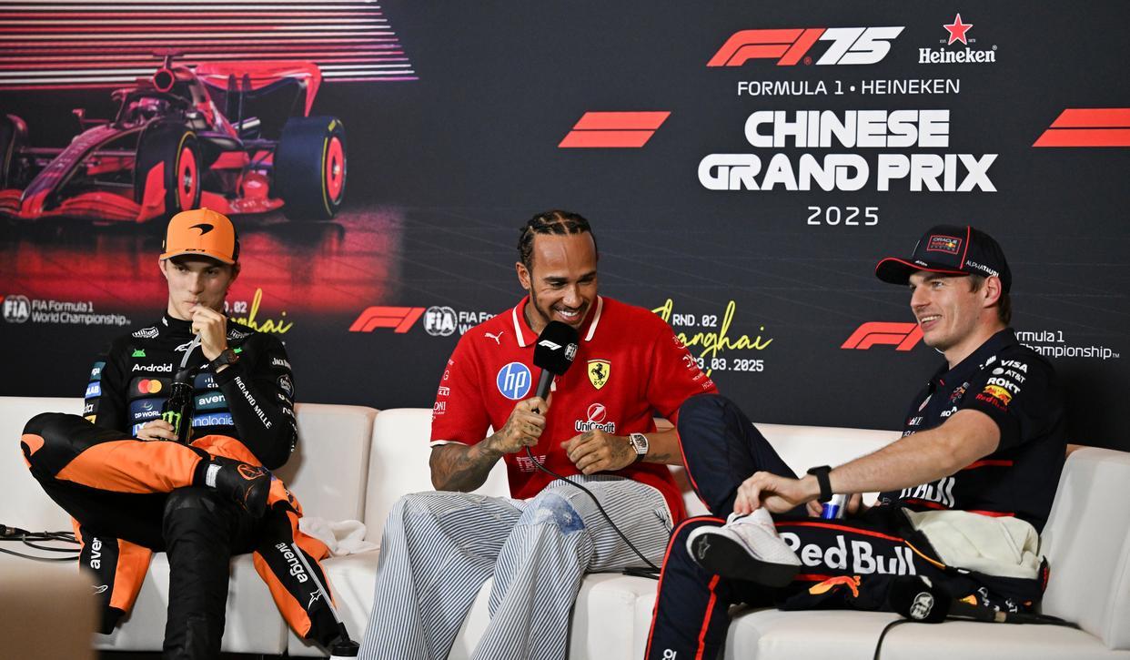 红牛车队绝杀雷诺车队,汉密尔顿高光表现 红牛车队绝杀雷诺车队,汉密尔顿高光表现