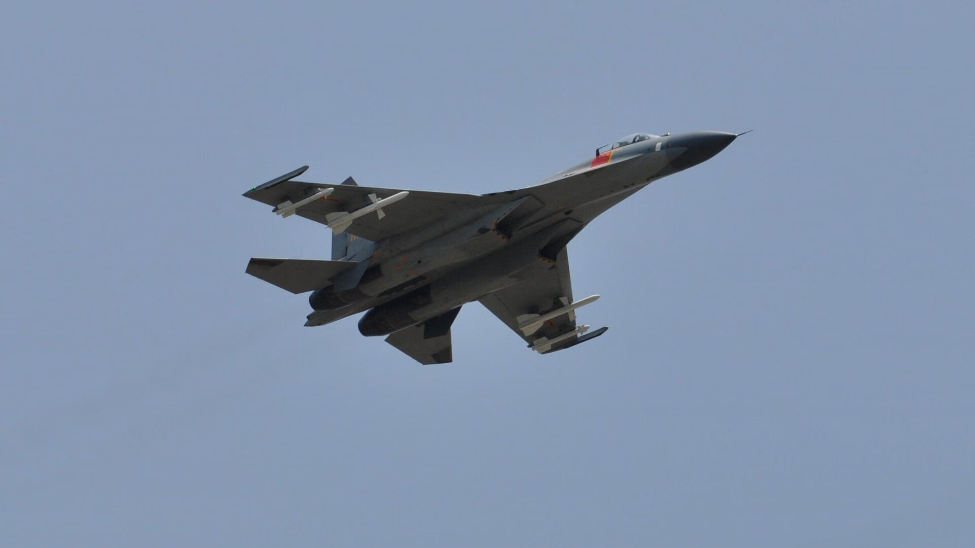 东西方篮球的华丽交响,布克撕裂式进攻引领凯尔特人险胜广东队